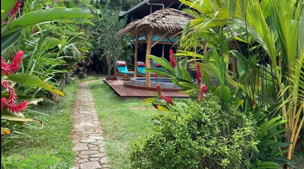 Casa Mambo Bed and Breakfast Cahuita Exteriör bild